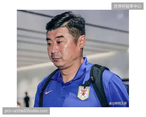 山东泰山主帅韩鹏因考取职业级教练证暂离，俱乐部将聘请短期外教执掌球队。